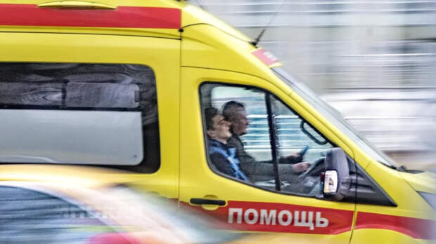 Водитель грузовика не уступил дорогу машине скорой помощи во Владивостоке