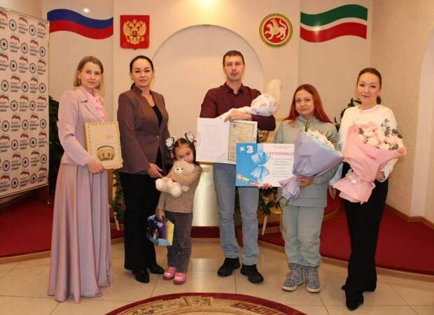 В Заинском районе поздравили семью первого новорожденного 2026 года