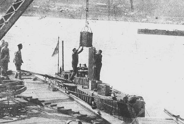 Установка аккумуляторов на «Дельфин». Владивосток, 1905 год.