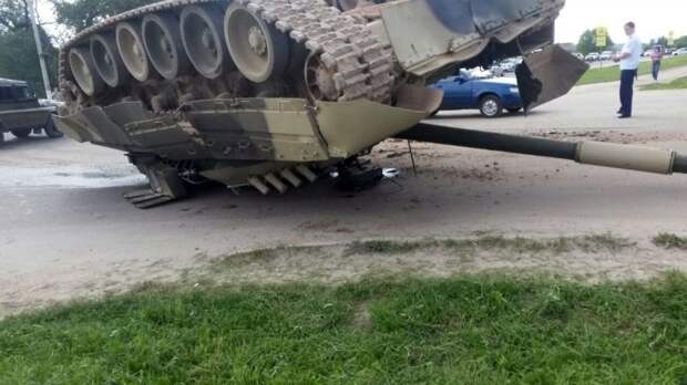 В подмосковном Наро-Фоминске перевернулся танк авария, военная техника, дтп, курьез, прикол, танк