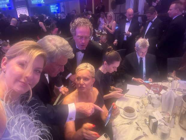 Военкор отреагировал на фото украинского посла в США под столом