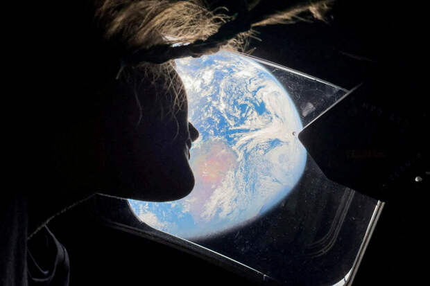 CША побили рекорд по дальности полета в космосе. Астронавты корабля Orion публикуют уникальные снимки Луны и возвращаются на Землю