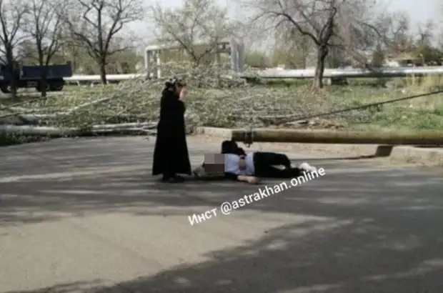 В Астрахани на студента упал столб. Парень в реанимации