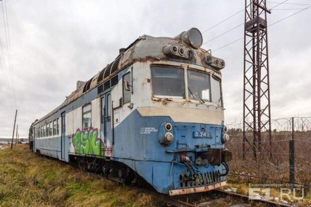 Дизель-поезд Д1, который с 1964 по 1988 год выпускался на венгерском заводе МАVAG. Широко использовался на железных дорогах СССР. Судя по сохранившейся табличке, данный экземпляр эксплуатировался в Московской области. история, поезда, раритет, ржд