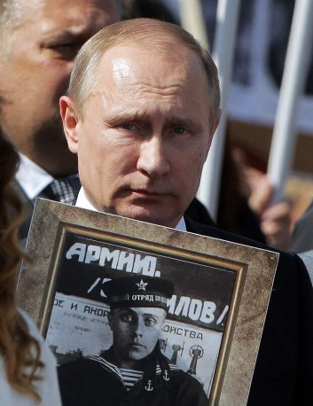 Владимир Путин с портретом своего отца-фронтовика В.С. Путина во время акции памяти "Бессмертный полк" на Красной площади в День Победы, Москва, 9 мая