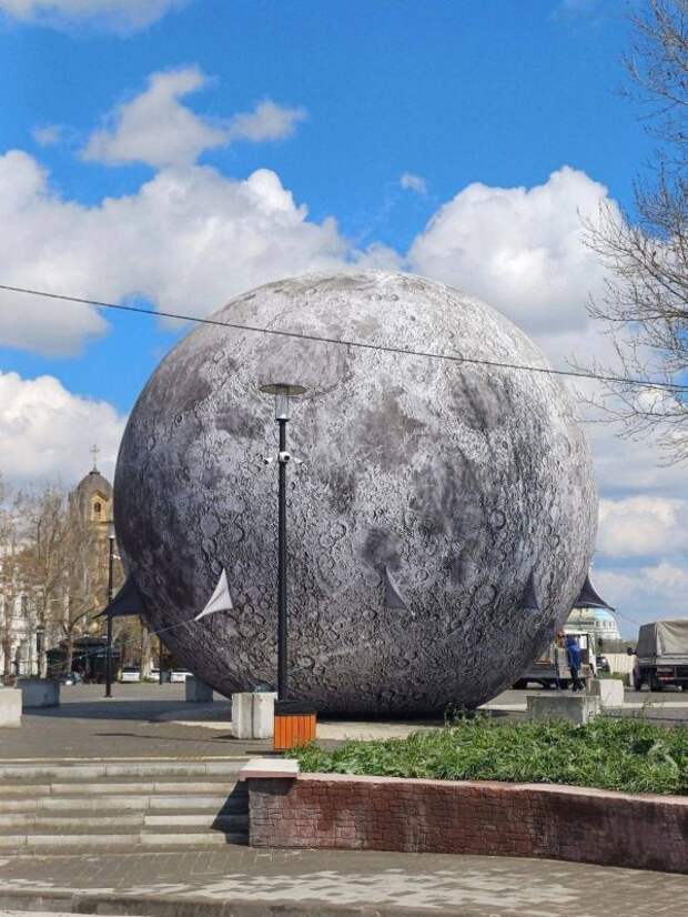 На Фестивальную площадь в Евпатории "упала" Луна