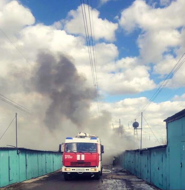 Гараж с авто полыхал на Римского- Корсакова