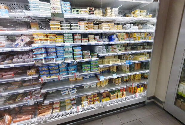 Амстердам, холодильник в супермаркете верхнего среднего ценового сегмента. В центре — ряды спредов для бутербродов и маргаринов для готовки. Справа — сливочное масло.