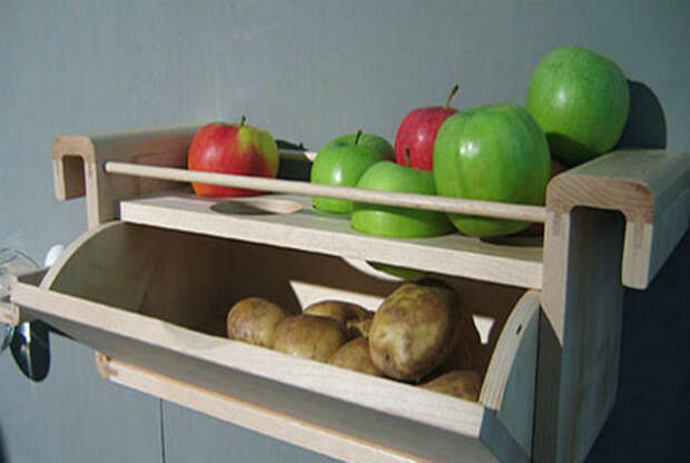 Чтобы картофель не пускал ростки, его следует хранить вместе с яблоками.