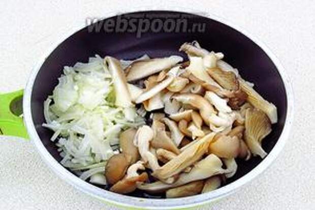 Лук и грибы выложить на сковороду с разогретым маслом.