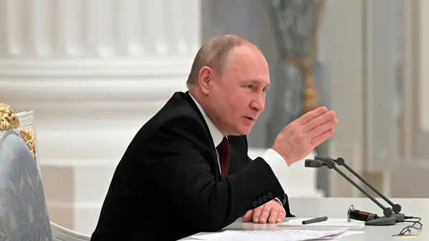 Путин заявил, что в Крыму могут начинать работу крупные российские компании и банки