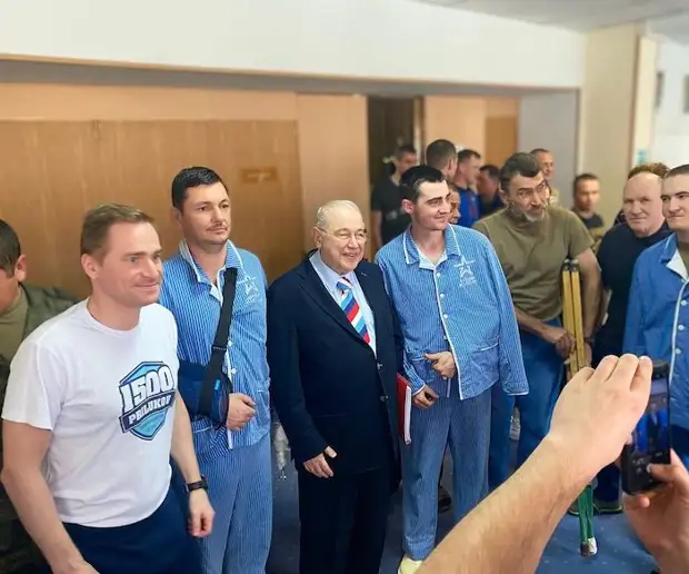 Петросян посетил госпиталь с российскими военными