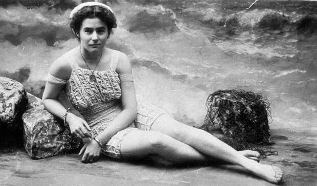 Первая жительница Австралии (имя неизвестно), осмелившаяся надеть открытый купальник, 1900 год Мерилин Монро, бикини, волочкова, звезды, знаменитости, история, купальник, пляж