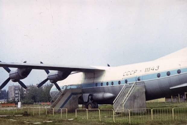 Ан-10А в качестве памятников