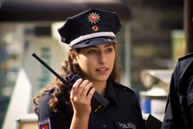 Убийственная красота: 17 горячих снимков девушек-полицейских из разных стран мира