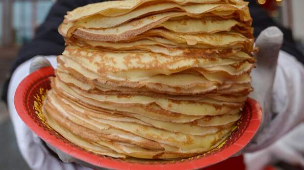 Шеф-повар поделился рецептом традиционных русских блинов на Масленицу