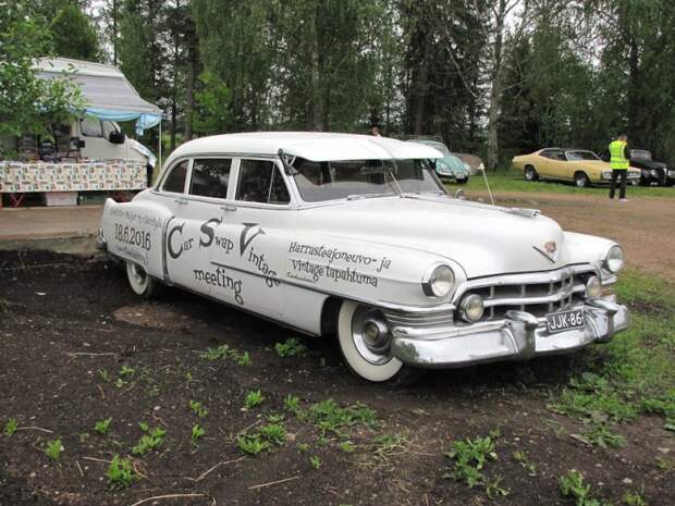 Cadillac FLEETWOOD LIMOUSINE,1951 оклееный рекламой мероприятия встрeчал всех на входе. встреча, олдтаймер