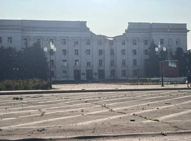 В сети появились кадры удара по зданию оккупационной администрации в Херсоне, где размещался штаб группировки ВСУ