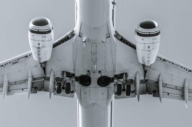 Двигатель Boeing-737 с 80 пассажирами на борту взорвался во время полета