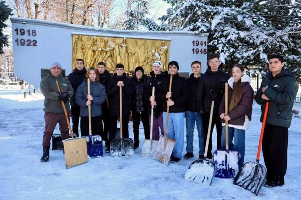 Юнармейцы Майкопского района приняли участие в расчистке парка от снега