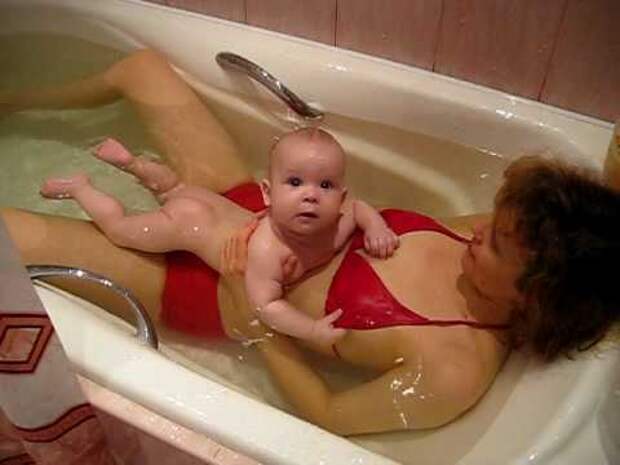Мама бритая видео. Совместное купание мамы и малыша. Совместное купание с мамой в ванной. Купающиеся мать и ребенок. Мама купается с детьми в ванной.