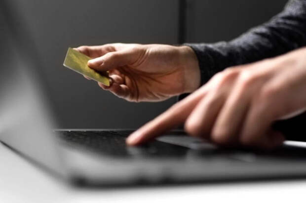 Юрист Запоточный: передача банковской карты может грозить уголовным делом