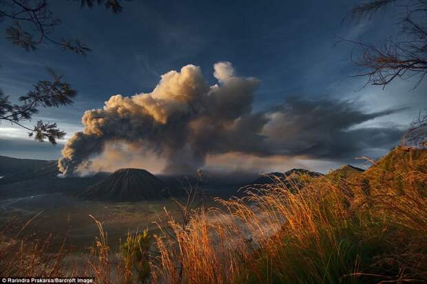 Бесстрашный индонезийский народ, живущий вблизи извергающегося вулкана Бромо
