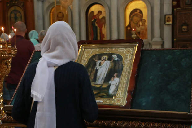 Священник дал совет, куда деть испорченные иконы