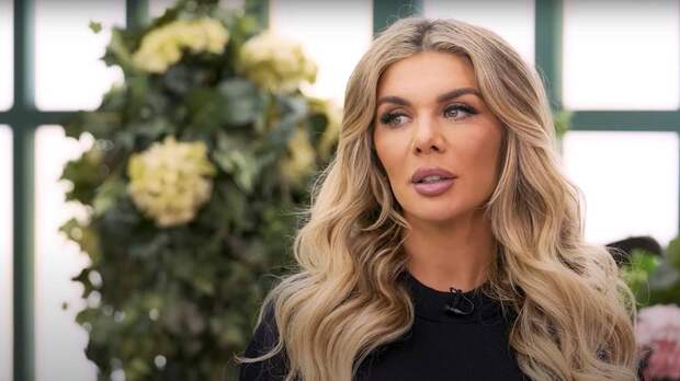 «С этой фигней не подходите!»: Анна Седокова выбросила цветы от ухажера в мусор