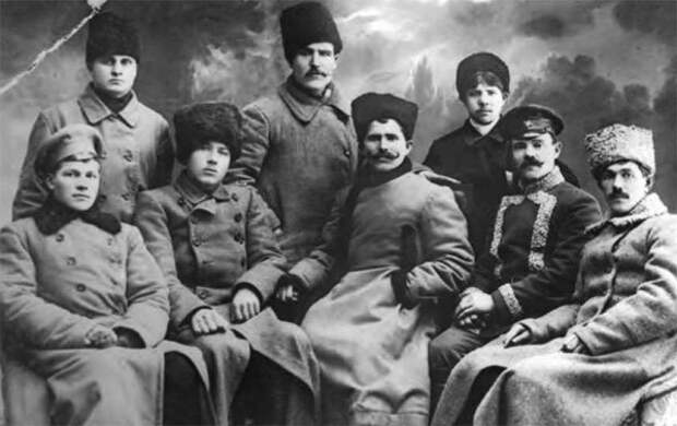 Чапаев (в центре) с группой красных командиров