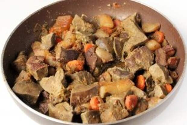 Накрываем сковороду крышкой и готовим печень на медленном огне до полной готовности, часто при этом перемешивая. Когда печень будет готова, снимаем сковороду с плиты и полностью остужаем её содержимое.