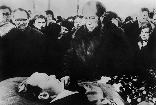 Александр Солженицын прощается с Александром Твардовским. Москва, Новодевичье кладбище, декабрь 1971 года