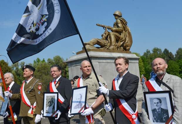 Участники акции памяти "Бессмертный полк" во время шествия в День Победы, 9 мая