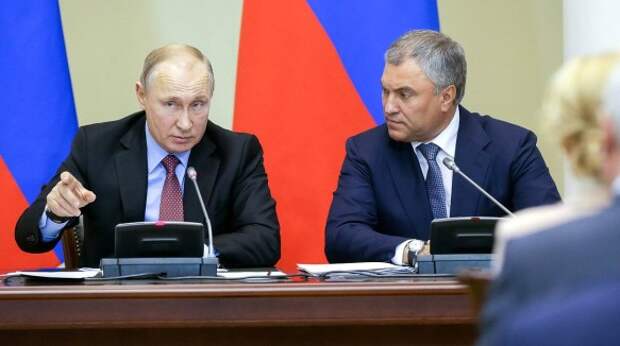 Владимир Путин и Вячеслав Володин. Фото: duma.gov.ru