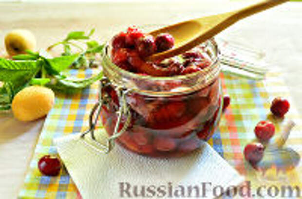 Фото к рецепту: Быстрое варенье из вишни и абрикосов Фото к рецепту: Быстрое варенье из вишни и абрикосов