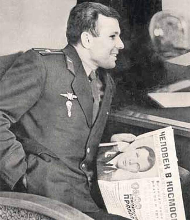 Первый космонавт Земли с историческим номером «Комсомолки» от 13 апреля 1961 года.