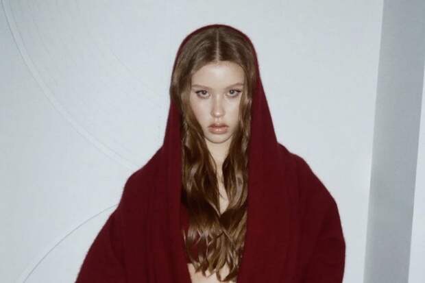 Актриса Анна Пересильд выложила фото в коротком топе и мини-юбке