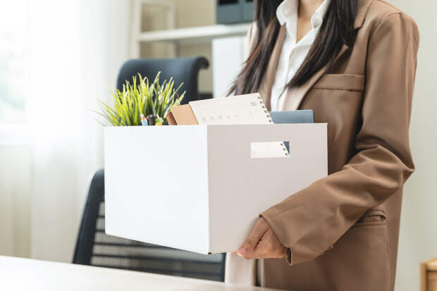 Специалист Санина: об увольнении нельзя сообщать в рассылках и мессенджерах