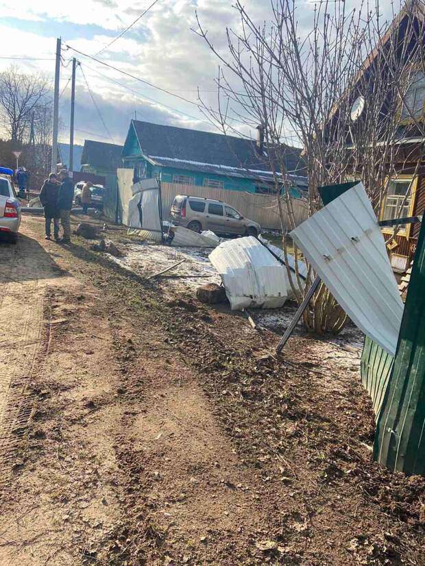 В деревне под Тверью пьяный водитель протаранил забор