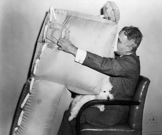 Асен Йорданов демонстрирует созданную им въздушну възглавницу (подушку безопасности) для пассажирских самолётов, 1957 год, США  интересные фото, история