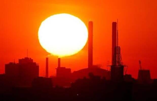 The sun rises behind chimneys of a heating power plant in Moscow, Russia May 30, 2018. REUTERS/Maxim Shemetov 