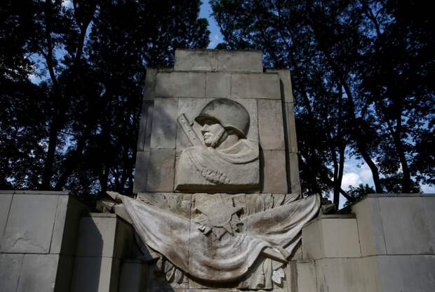 в Польше вступает в силу закон о сносе советских памятников»