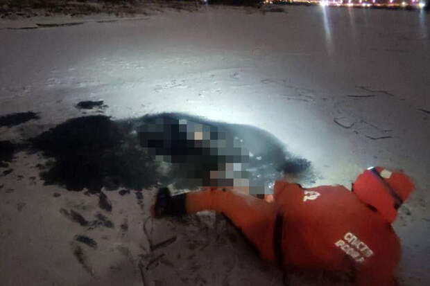 Mash: в Красноярске мужчина провалился под лед во время прогулки и не выжил