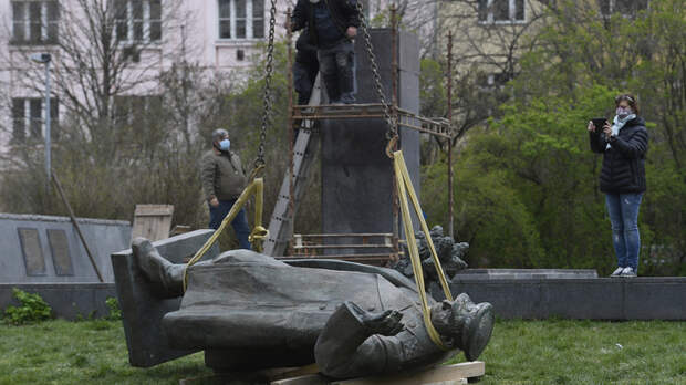Скабеева: Чехи показали "образцовую подлость".  «На переплавку»: чехи высказались о сносе памятника маршалу Коневу