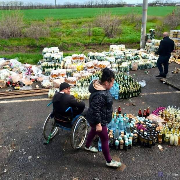 Фура с энергетиками и алкоголем перевернулась на трассе рядом с Мелитополем.