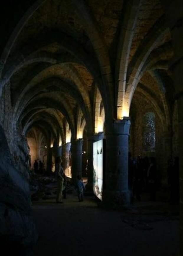 Подземелья швейцарского замка давно обросли мрачными легендами. /Фото: tripadvisor Подземелья швейцарского замка давно обросли мрачными легендами. /Фото: tripadvisor