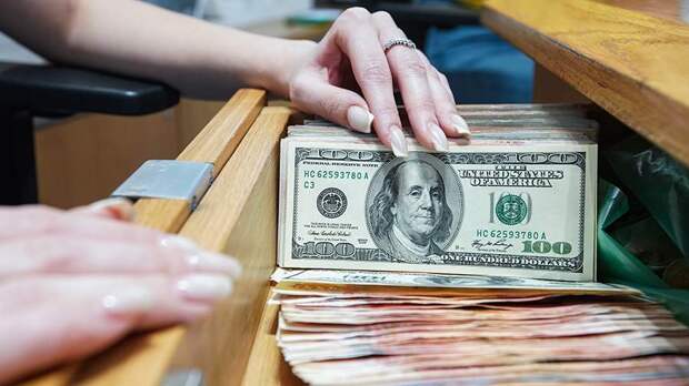 Курс доллара на Мосбирже опустился ниже 93 рублей впервые с 10 апреля