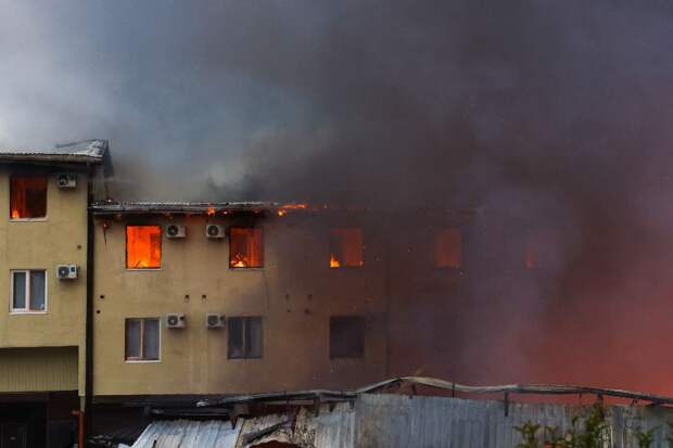 В Сочи женщина выпрыгнула из окна, пытаясь спастись из горящего здания