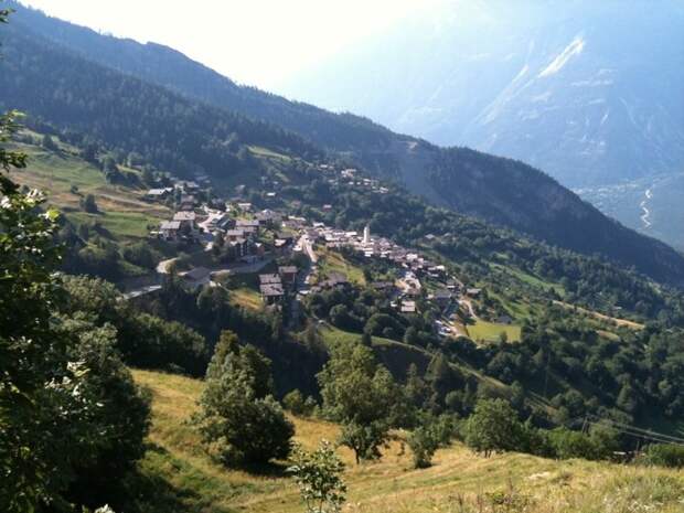 Одна швейцарская деревенька готова заплатить $70 тыс только за то, чтобы там жили в мире, деньги, деревня, жизнь, население, оплата, швейцария
