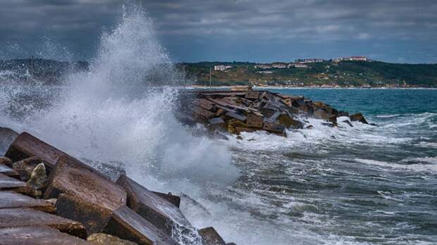 В Сочи и Севастополе спрогнозировали шторм с высотой волн до 5 м